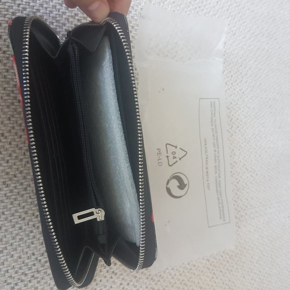 Guess Wallet - Picture 3 of 7